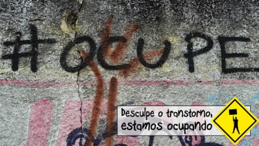 Grafites no muro que cerca o Cais José Estelita, no centro do Recife, convocam para o movimento.
